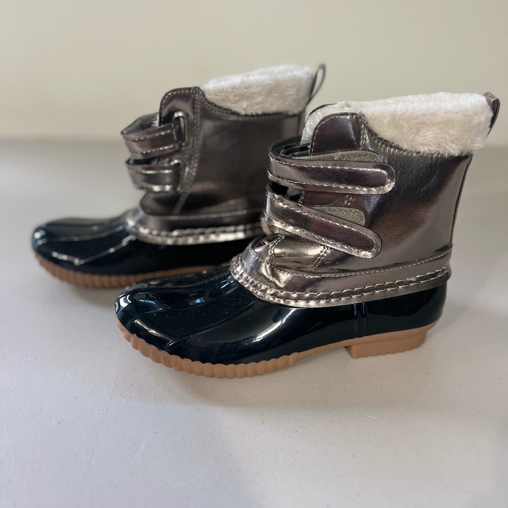 Kids winter boots.   Great for the snow.